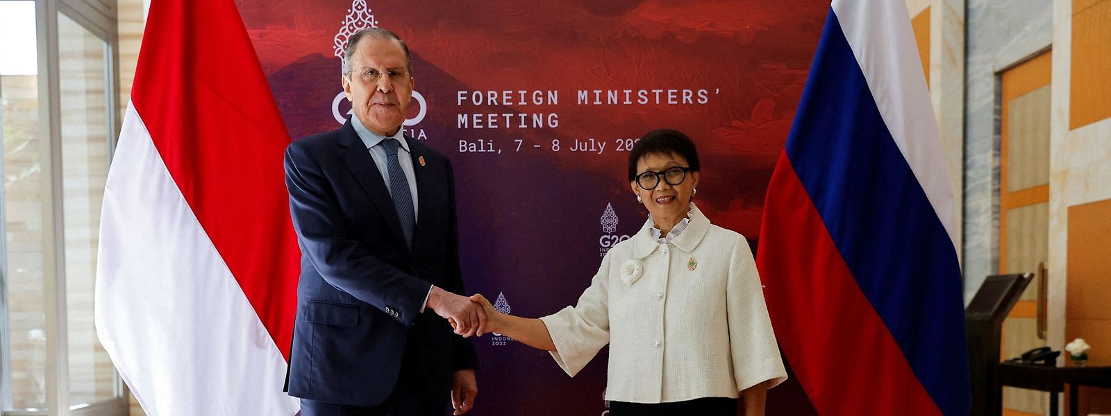 Der G20-Gipfel begann entspannt mit dem obligatorischen Handshake-Foto zwischen Russlands Außenminister Sergej Lawrow und der indonesischen Gastgeberin Retno Marsudi.