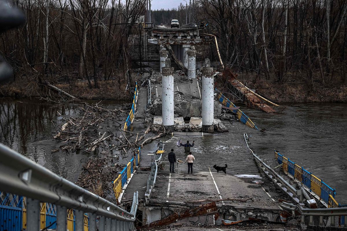 Einwohner des Dorfes Bohorodychne in der Oblast Donezk überqueren den Siwerskyj Donez, um Brot von der anderen Flussseite zu erhalten. Die Brücke war im Zuge der Kriegshandlungen zerstört worden.