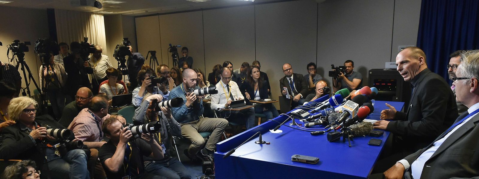 Griechenlands Finanzminister Varoufakis am Samstag vor der Presse: War die Ankündigung eines Referendums die eine Volte zuviel?