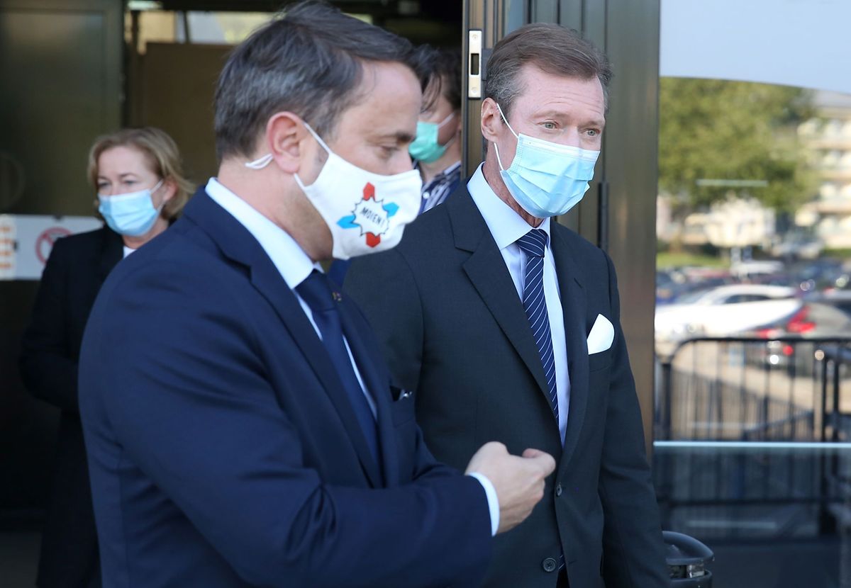 Grand Duke Henri (r.) with prime minister Xavier Bettel during a hospital visit in May Photo: Chris Karaba
