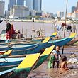 05.09.2020, Kambodscha, Phnom Penh: Kinder spielen zwischen den Fischerbooten, die auf der Chroy-Changvar-Halbinsel, am Zusammenfluss von Mekong und dem  Tonle Sap, an Land liegen. Das Mekong-Flussbett auf der Chroy-Changvar-Halbinsel führt kaum Wasser, im matschigen Boden häuft sich Müll. Dabei ist der Strom, der durch ein halbes Dutzend Länder Südostasiens fließt, für die Ernährung und den Lebensunterhalt von geschätzten 60 Millionen Menschen von lebenswichtiger Bedeutung. (zu dpa "Dürre am Mekong: Südostasiens Lebensader trocknet aus") Foto: Shaun Turton/dpa +++ dpa-Bildfunk +++