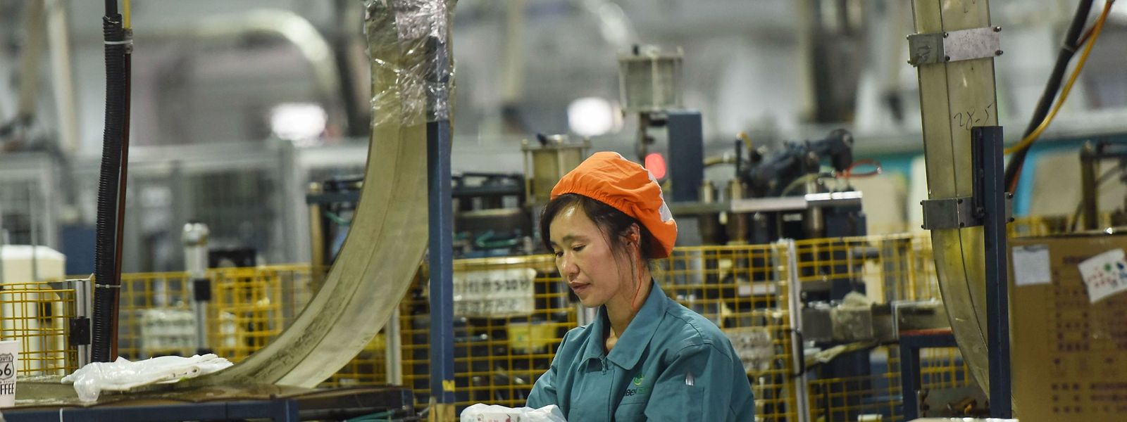 Une employée emballe des barquettes en papier dans une usine de Hangzhou (Chine de l'Est)