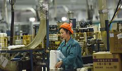 Une employée emballe des barquettes en papier dans une usine de Hangzhou (Chine de l'Est)