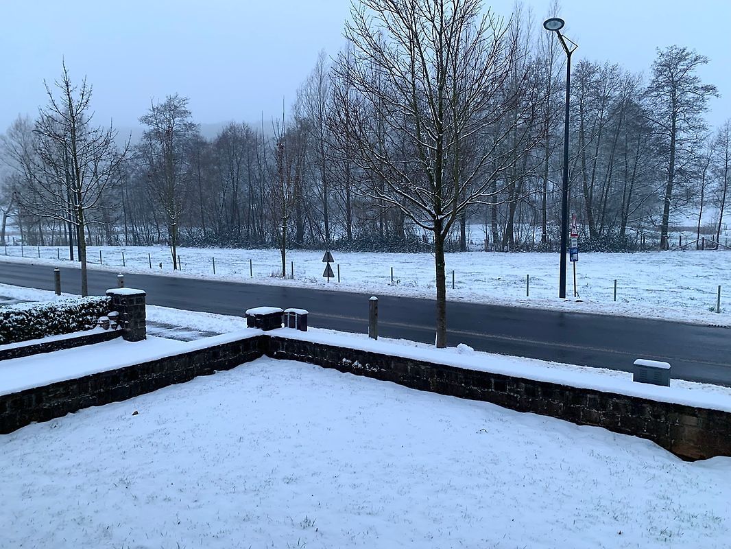In den Vorgärten in Pratz braucht man am Sonntagmorgen festes Schuhwerk. 