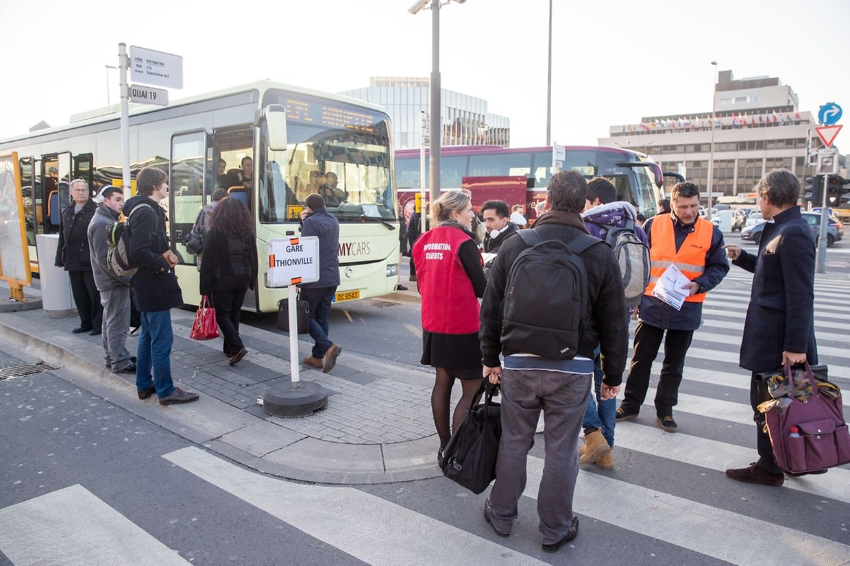 Les frontaliers tentent de trouver un moyen pour rentrer chez eux mardi soir.