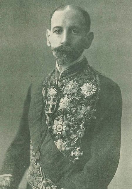 O visconde de Pindela, Vicente Pinheiro Lobo Machado de Melo e Almada (1852-1922) foi o primeiro embaixador de Portugal junto do Luxemburgo.  O visconde apresentou em 1891 a sua acreditação junto de Guillaume II, que era rei da Holanda e grão-duque do Luxemburgo