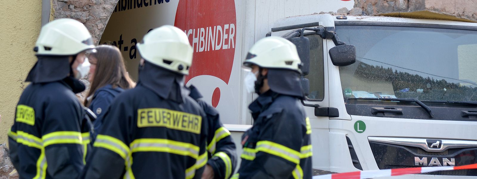 Ein Miet-Lastwagen steckt in einer Hausdurchfahrt in Trier fest. 