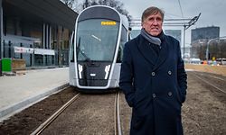 Vorteil der Tram ist laut Infrastrukturminister François Bausch, dass sie auf einer eigenen Fahrspur unterwegs ist – und demnach nicht, wie die Busse, im Stau stecken bleibt. Davon sollen die Passagiere profitieren – auch wenn das mit sich bringt, dass sie künftig öfter umsteigen müssen. 