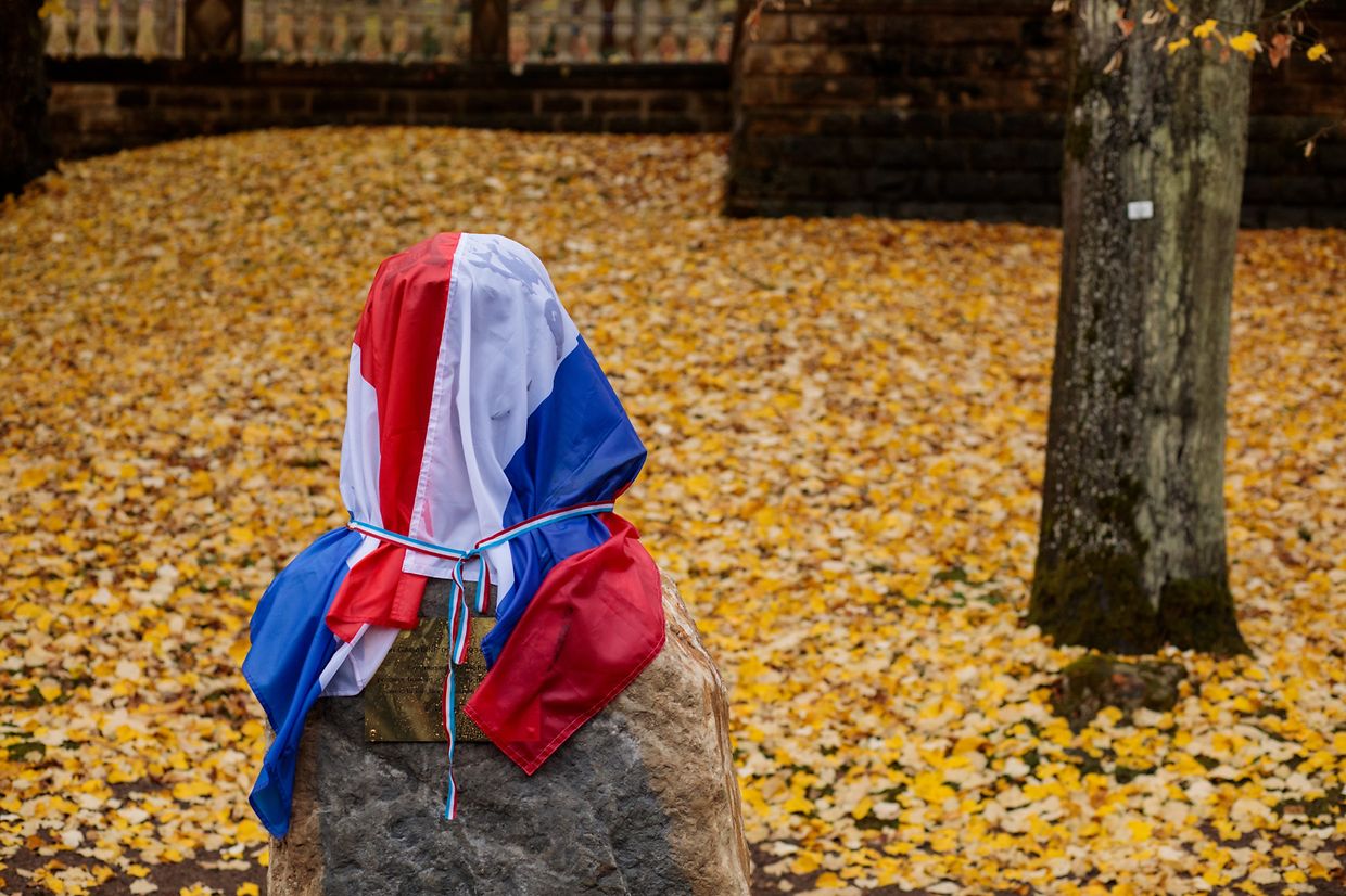 Die russische und die luxemburgische Flagge verdeckten die Büste vor der Enthüllung.