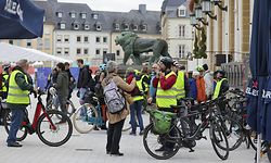 Sicherheit geht vor: Gewappnet mit Helm und Warnweste erreichen die Fahrradfahrer die Hauptstadt. 