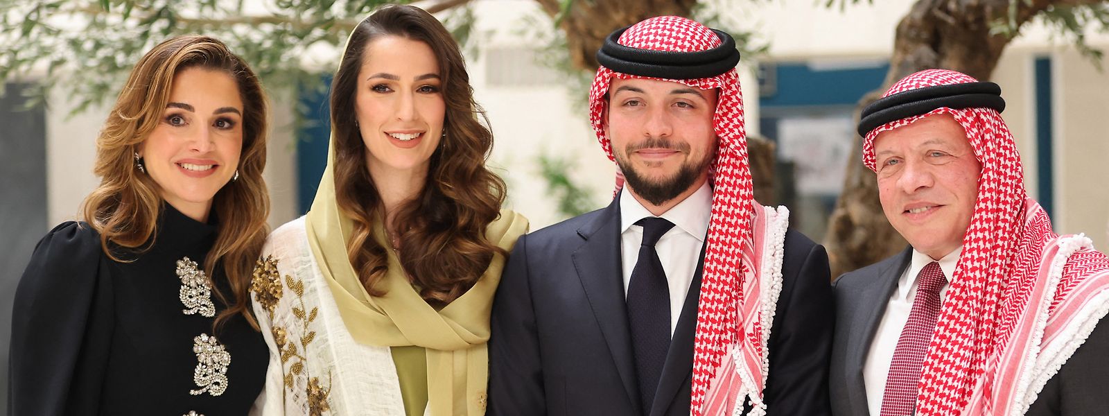 Kronprinz Hussein von Jordanien (3.v.l) und seine Verlobte Rajwa Khaled Bin Musaed Bin Saif (2.v.l.) posieren im Rahmen ihrer Verlobungsfeier im vergangenen August neben König Abdullah II. und Königin Rania in Riad.