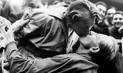 Après sa victoire au marathon aux jeux olympiques, Emil Zatopek embrasse sa femme, à Helsinki, Finlande en juillet 1952. (Photo by KEYSTONE-FRANCE/Gamma-Rapho via Getty Images)