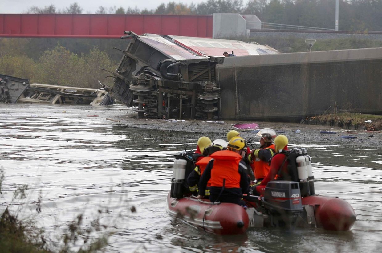 Rescue workers search the wreckage of a test TGV train that derailed and crashed in a canal outside Eckwersheim near Strasbourg, eastern France, November 14, 2015.    REUTERS/Vincent Kessler   