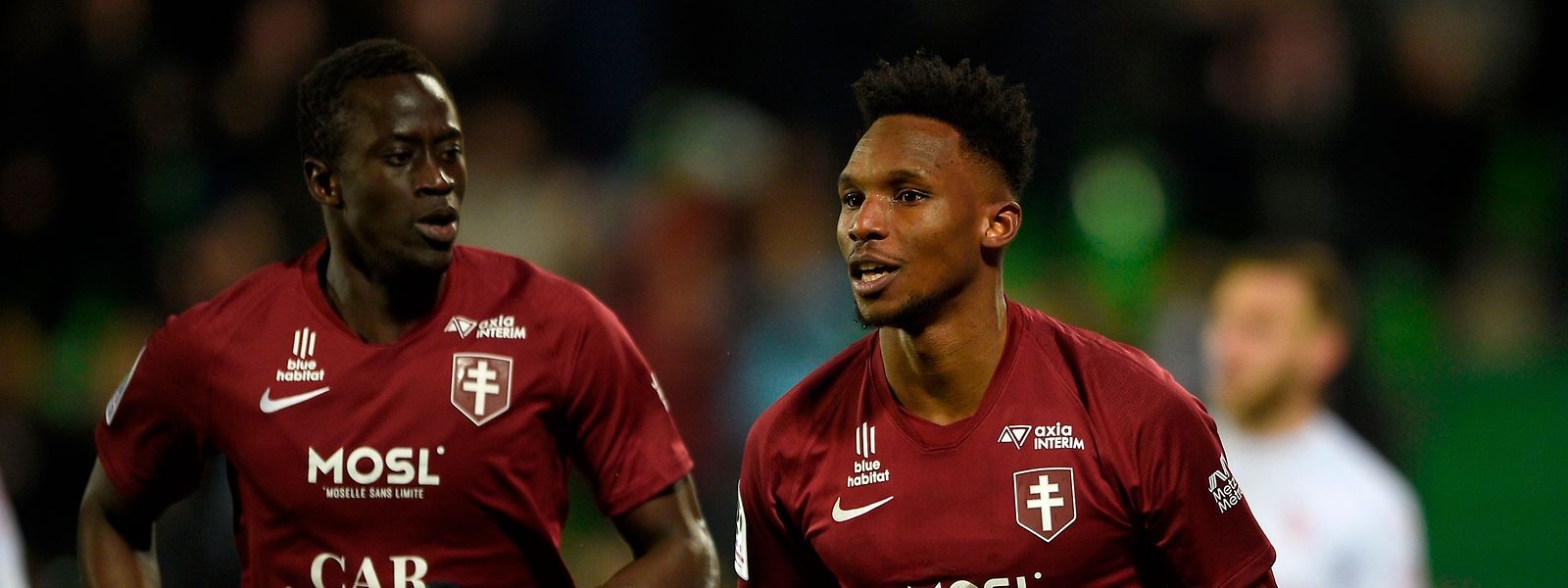 Opa N'Guette (à gauche), félicité par Ibrahima Niane après l'ouverture du score.