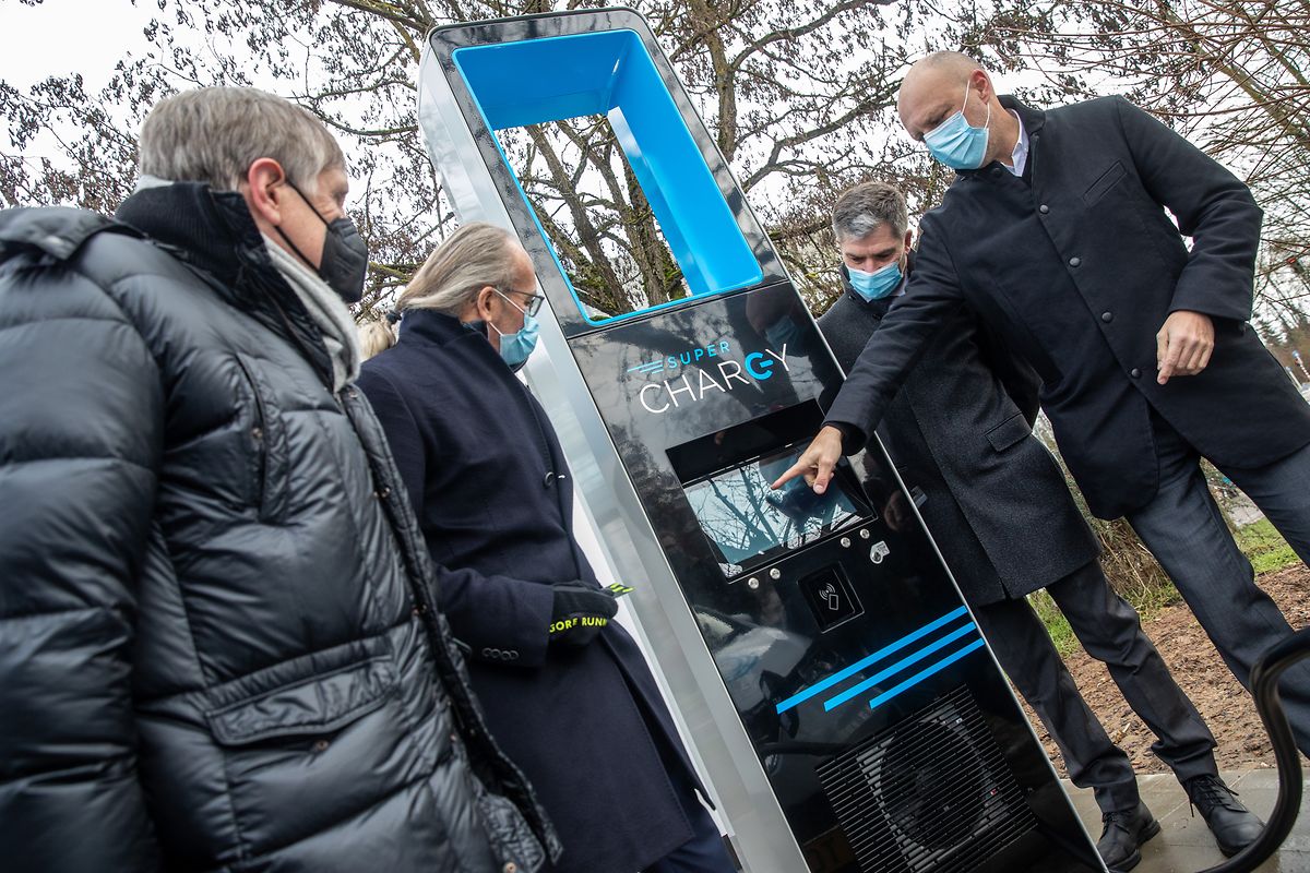 Francois Bausch und Claude Turmes lassen sich von Marc Reiffers (Creos) die Funktionsweise erklären.