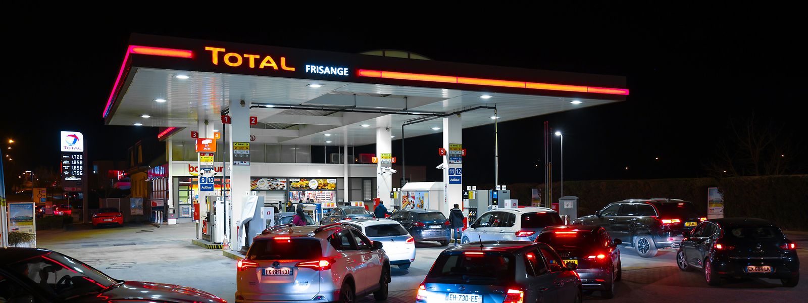 Ce mercredi 9 mars, les files d'attente étaient longues dans les stations-service du pays, après l'annonce à 18h de l'augmentation des prix des carburants.
