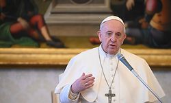 Der Papst, hier bei einer Audienz am 1. April 2020, steht im Fokus der Doku von Regisserur Wim Wenders.