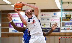 Clancy Rugg, en blanc, Basket Esch, et Henry Pwono, Etzella Etelbruck / Foto: Stéphane Guillaume
