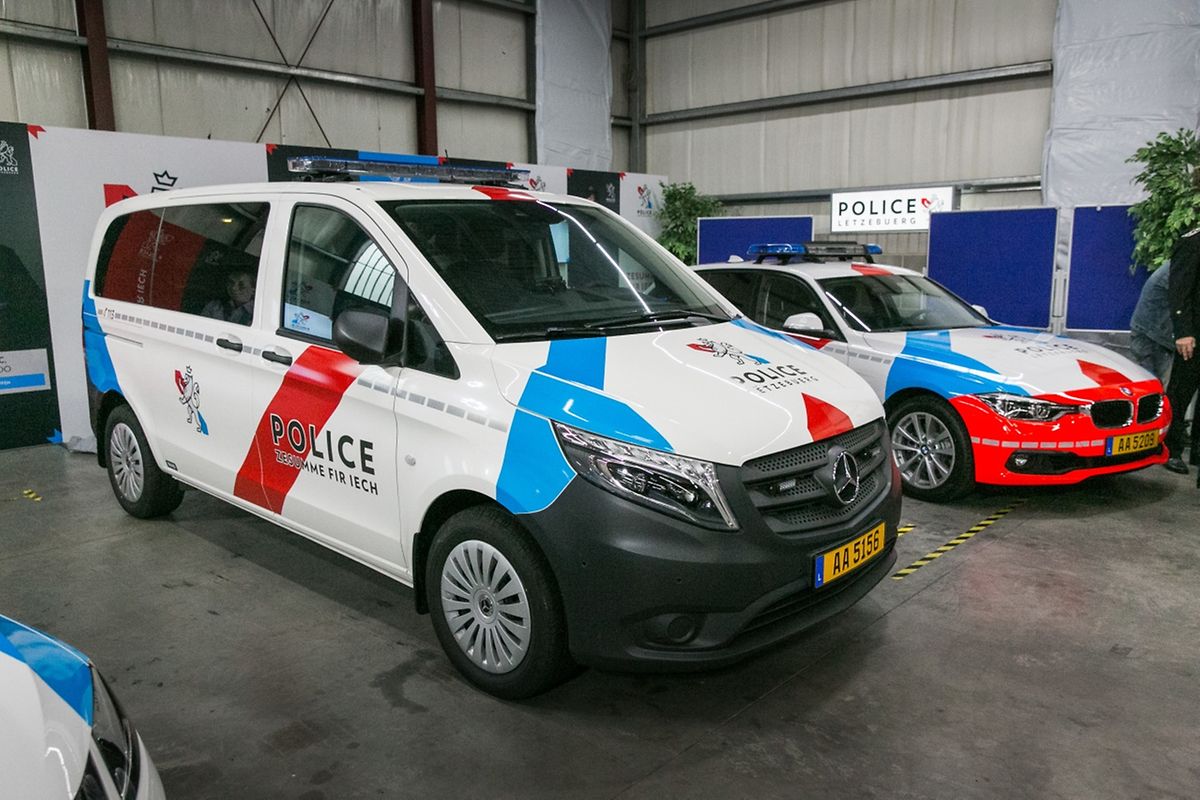 Bis März 2018 sollen 220 Fahrzeuge und 60 Motorräder, die Kommissariatsschilder, die Polizeidokumente und die Kleidung der rund 2.000 Polizisten an die neue „Corporate identity“ angepasst werden. 