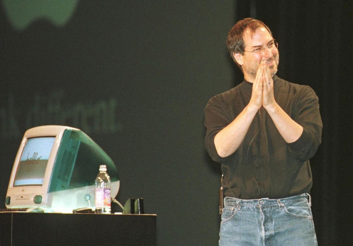Steve Jobs im Jahr 1998, neben ihm ein iMac.