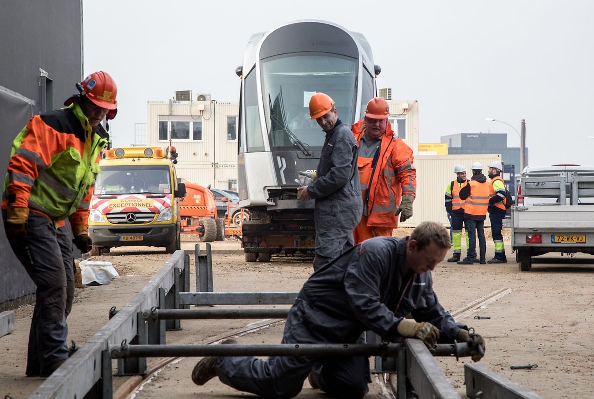 Um das Gefährt in die Wartungshalle zu befördern, wurde eine Art Rampe errichtet.