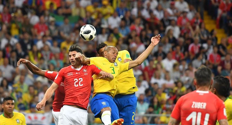 Duel aérien entre Fabian Schär et Miranda. La Suisse et le Brésil ont fait match nul sur la pelouse de Rostov. 