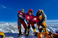 ILLUSTRATION - 12.05.2021, Nepal, -: Nima Lhamu Sherpa (M) steht mit ihren Brüdern auf dem Gipfel des Mount Everest. Die 21-Jahre alte Nepalesin verhalf ihrer Familie von Bergführern zu einem weltweiten Rekord: Insgesamt acht Geschwister ihrer Familie standen auf dem Mount Everest, neben ihr und ihren sechs Bergführer-Brudern noch eine Schwester. Jetzt wollen sie sich um einen Eintrag ins Guinness-Buch der Rekorde bemühen. (zu dpa-Korr "Eine Familie von Bergsteigern: Acht Geschwister auf dem Mount Everest") Foto: Grace Best/Nima Lhamu Sherpa/dpa - ACHTUNG: Nur zur redaktionellen Verwendung im Zusammenhang mit der Berichterstattung über die Geschwister auf dem Mount Everest und nur mit vollständiger Nennung des vorstehenden Credits +++ dpa-Bildfunk +++