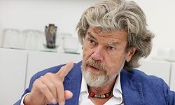 ARCHIV - 18.09.2019, Nordrhein-Westfalen, Oberhausen: Der Südtiroler Bergsteiger Reinhold Messner beantwortet Fragen eines Journalisten. Der frühere Extrembergsteiger Reinhold Messner sieht in dem Gletschersturz in den Dolomiten mit mehreren Toten eine deutliche Folge des Klimawandels und der Erderwärmung.(zu dpa «Reinhold Messner nach Unglück in Dolomiten: «Grund ist Erderwärmung»») Foto: Roland Weihrauch/dpa +++ dpa-Bildfunk +++