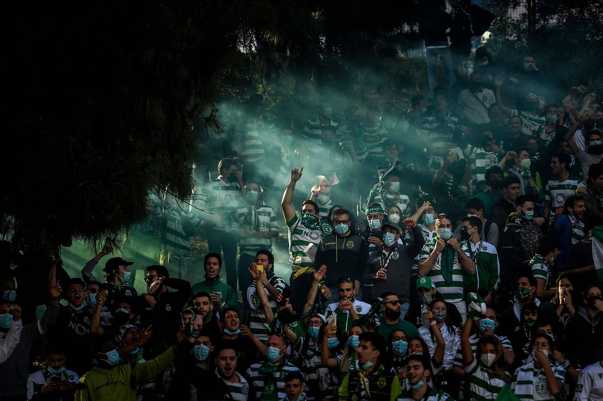 Festejos e confrontos entre adeptos e polícia na noite em que o Sporting voltou a conquistar o campeonato nacional, 19 depois.