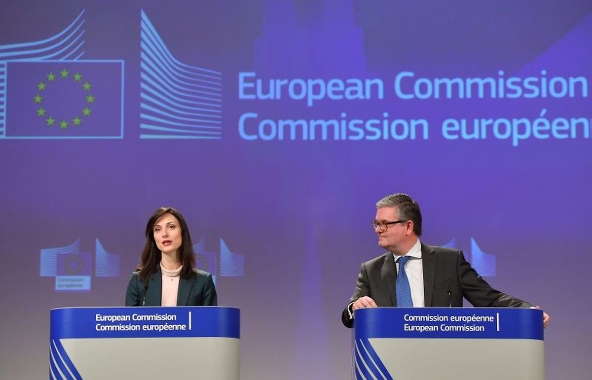 EU Commissioners Mariya Gabriel and Julian King in press conference on code of practice signed by online platforms to fight disinformation Photo: AFP