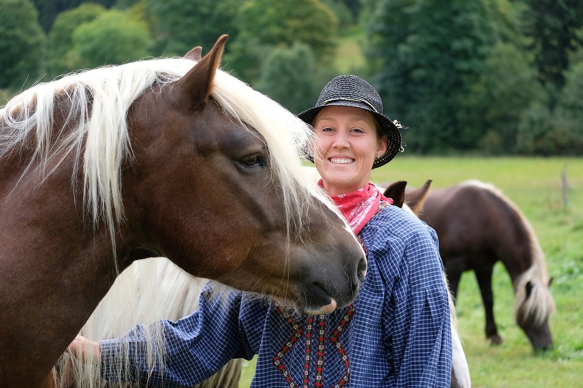 Auf dem Bartles-Hof bei Hinterzarten züchten Lisa Meier und ihr Vater Manfred Feser Schwarzwälder Füchse.