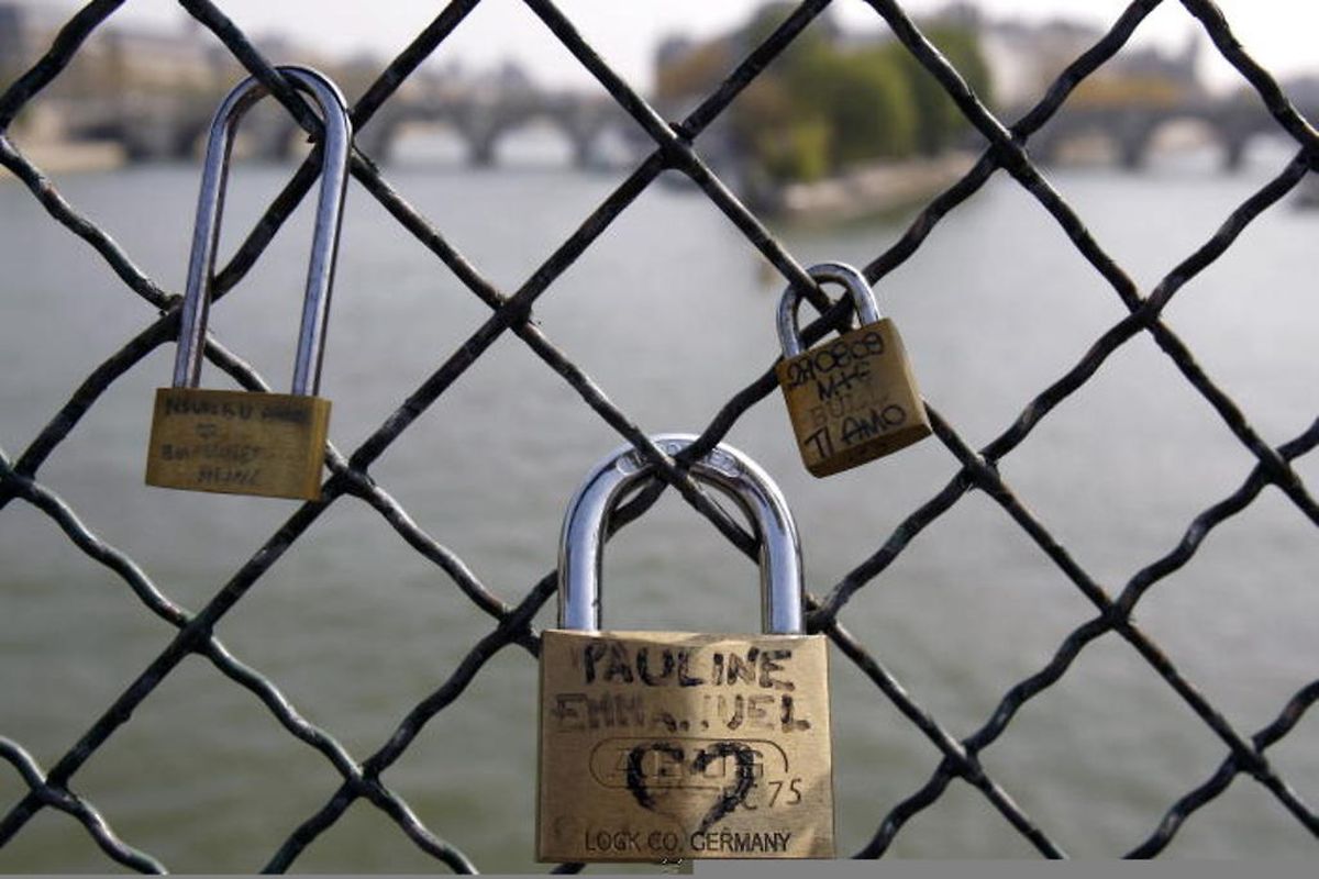 Padlocks attached to the Pont des Arts in Paris Photo: AFP