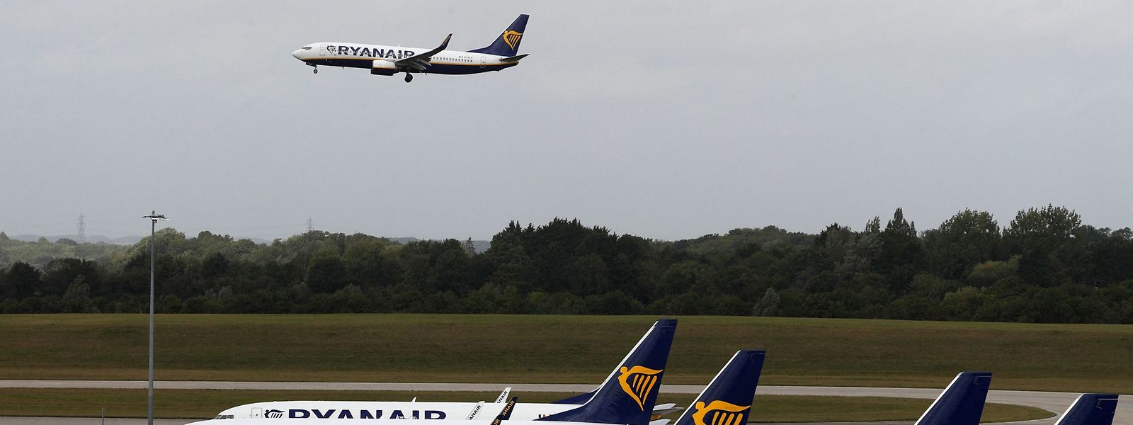 O voo do norte de Inglaterra para o sul de Portugal foi desviado para Nantes depois de uma pessoa ter sido atacada por outros passageiros.