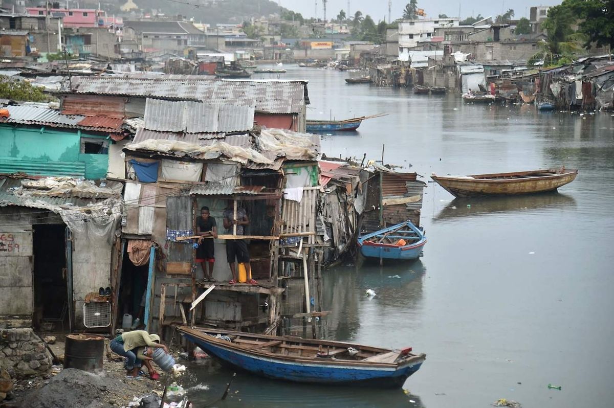In Haiti leben noch viele Menschen in provisorischen Unterkünften.
 