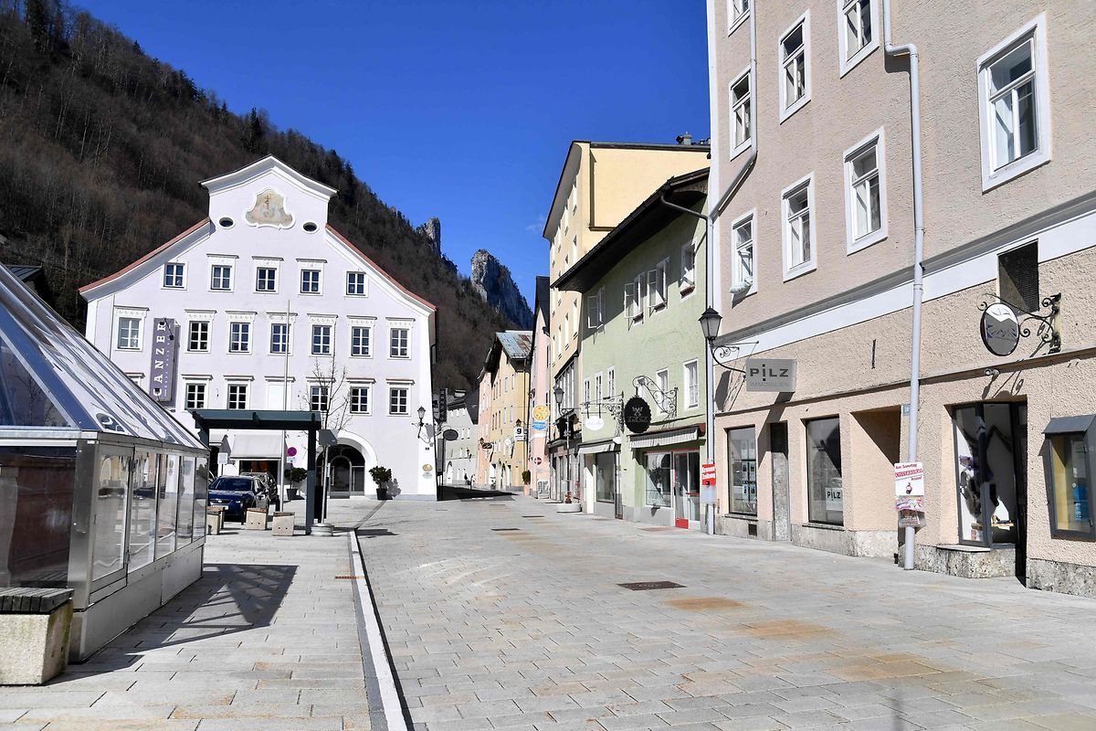 Überall das gleiche Bild in den Tiroler Alpen: Statt Tausender Skitouristen sind die Straßen menschenleer.
