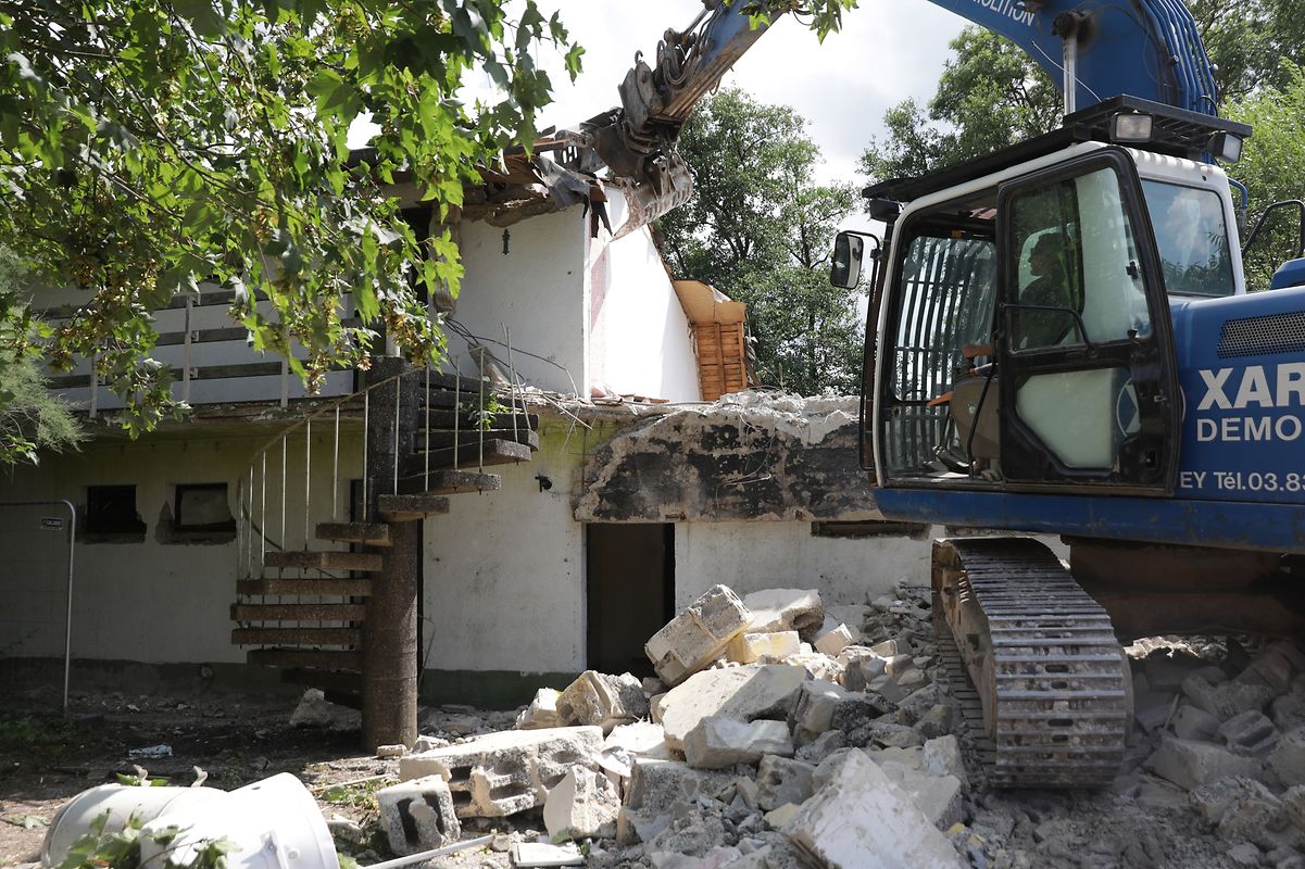 Nach und nach fallen die ersten Mauerbrocken.