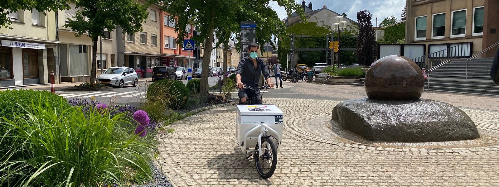 Mit elektrischen Lastenfahrrädern werden während einer Woche Jutebeutel für die Kampagne „Ech kafe lokal“ ausgefahren.