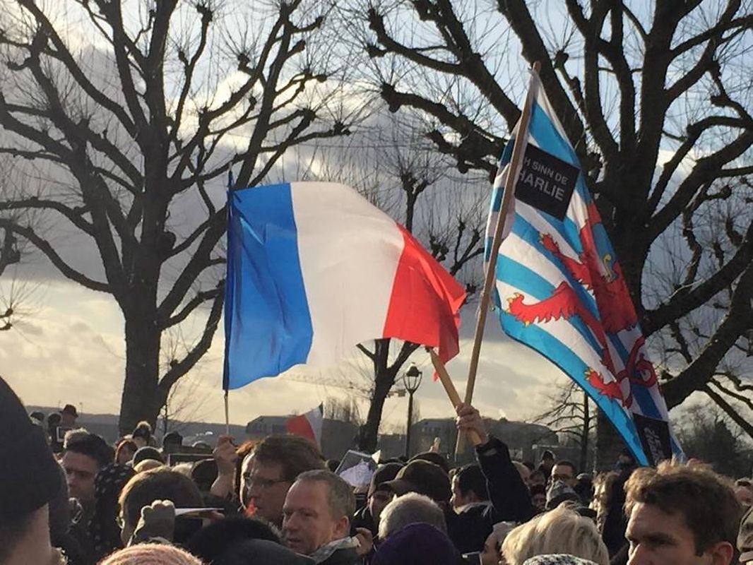 Rassemblement sur la place de la Constitution à Luxembourg-ville en hommage aux victimes des 17 personnes tuées cette semaine par trois jihadistes français.