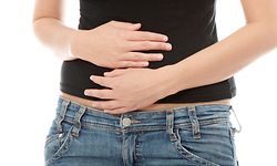 Kopf, Bauch, Rücken - bei manchen Mädchen und Frauen sind die Regelbeschwerden sehr heftig.