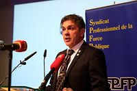 Der Präsident des Syndicat professionnel de la force publique, Pascal Ricquier, wirft dem Polizeimanagement grobe Verstöße gegen Arbeitsrecht sowie Fälschung vor. 