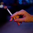 ARCHIV - 02.10.2021, Bayern, München: Eine Frau steht auf einer Straße und hält eine Zigarette in der Hand. (zu dpa: «Thüringer beginnen immer früher mit dem Rauchen») Foto: Finn Winkler/dpa +++ dpa-Bildfunk +++