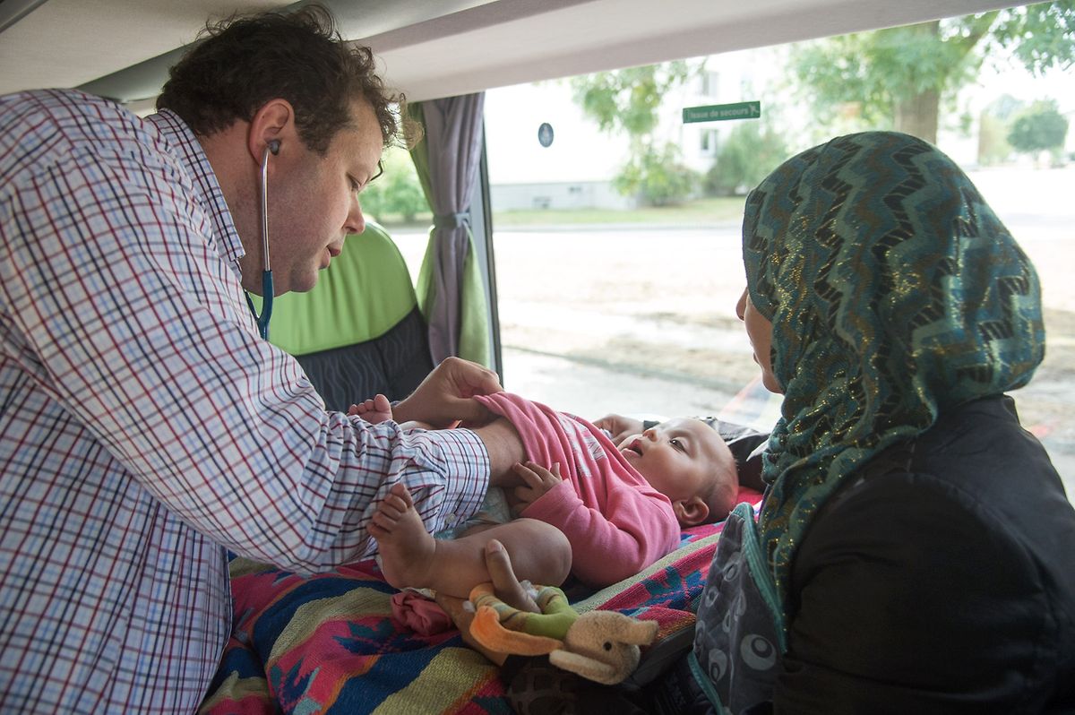 Un bébé est soigné par un médecin luxembourgeois parlant l'arabe.