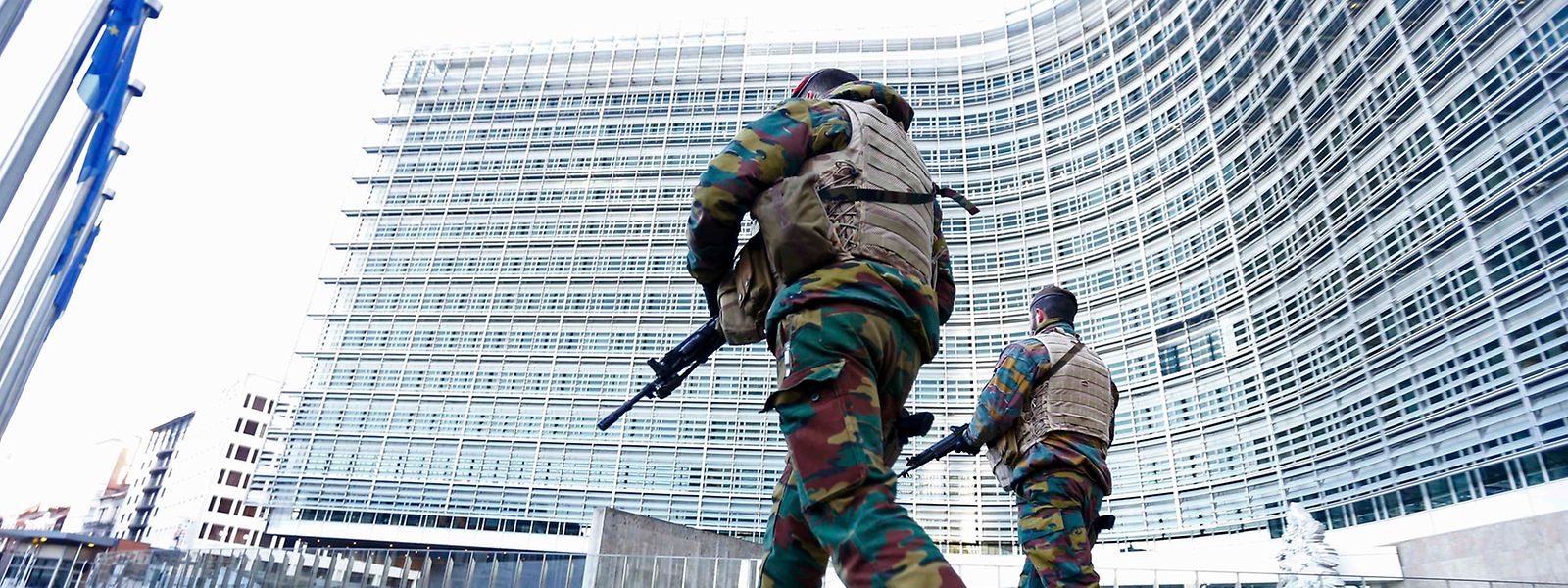 Des soldats devant le bâtiment de la Commission européenne.