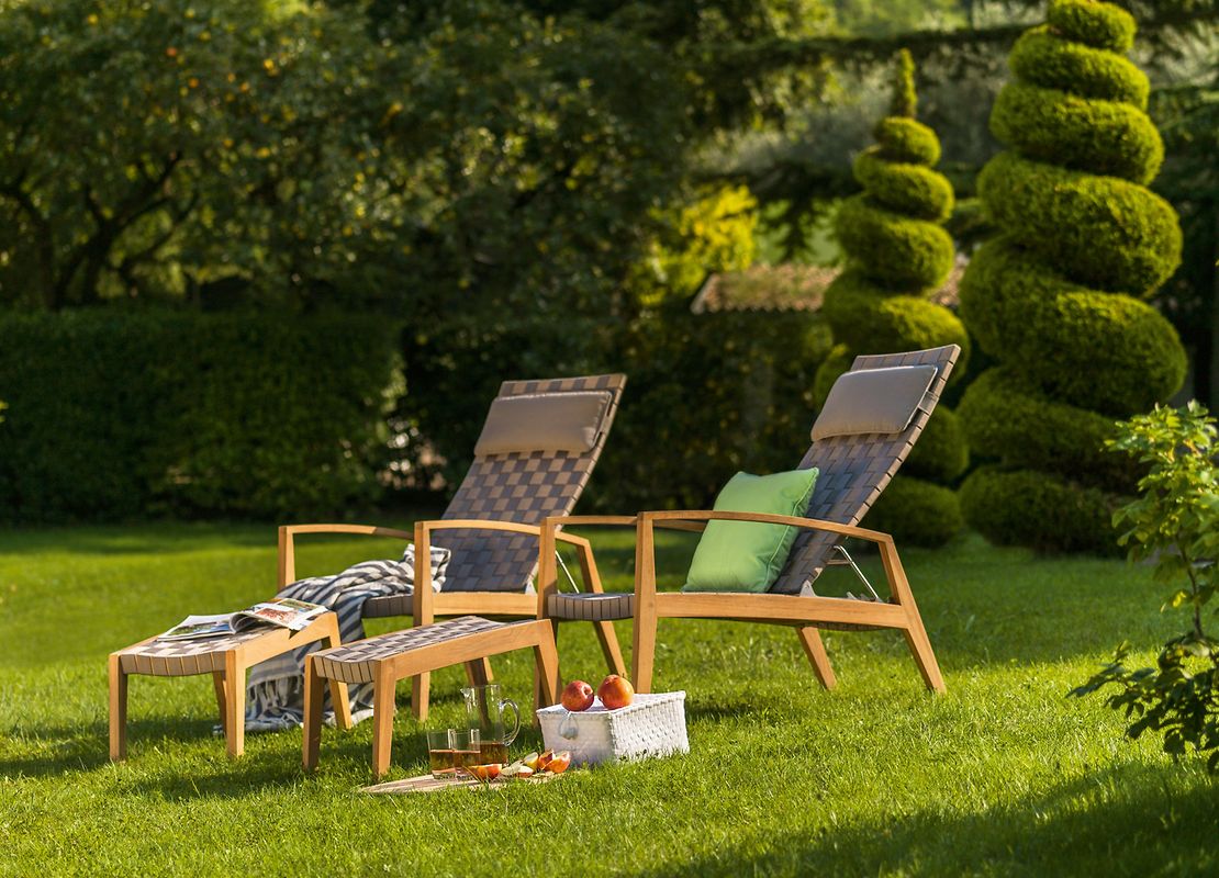 Zu massiven Holzgestellen gesellen sich geflochtene Liegeflächen, die jedem Regenschauer trotzen.