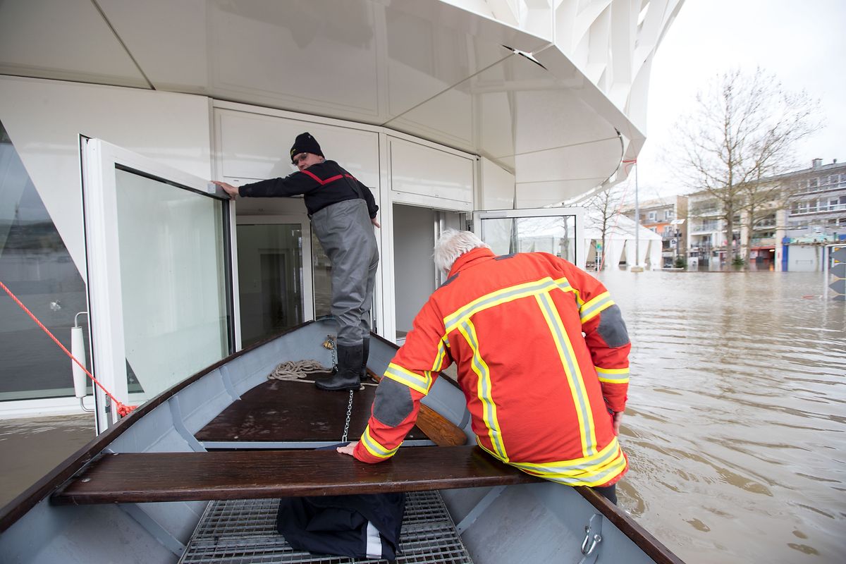Einsatzkräfte überprüfen am Bahnhof in Remich die Hochwasserschutzmaßnahmen. 