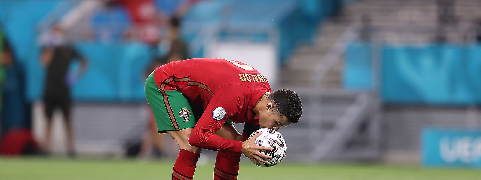 Ronaldo beija a bola antes de marcar um penálti no jogo contra a França, na fase de grupos para o Euro 2020, na Hungria.