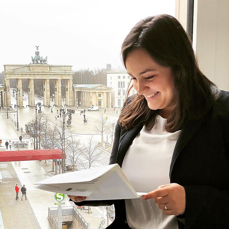Catarina dos Santos recebe no seu escritório no Bundestag uma carta a confirmar a sua entrada num Programa de Patrocínio Parlamentar (PPP).  