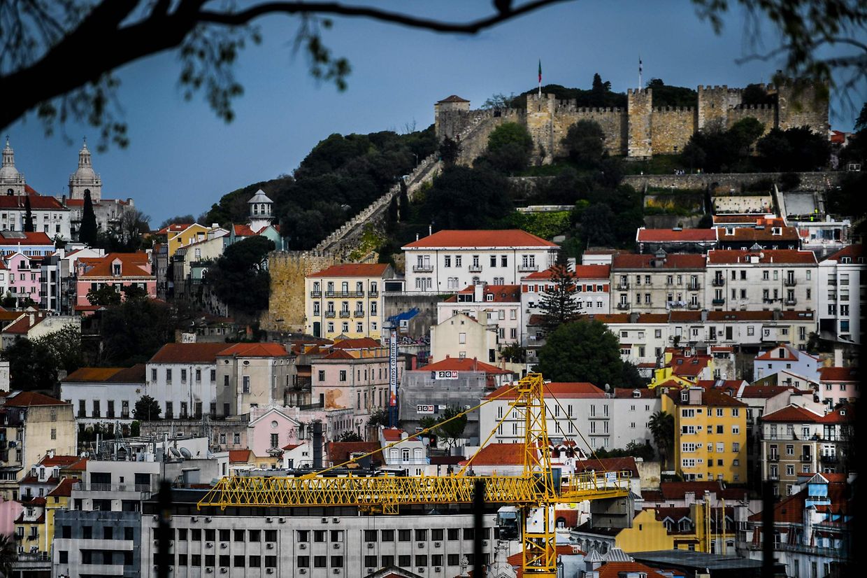 (FILES) This file photo taken on April 19, 2018 shows a general view of Sao Joao Castle and downtown Lisbon aon April 19, 2018.
Lisbon hopes hosting the Eurovision song contest will attract even more visitors despite complaints from locals that the city can not handle the huge influx of tourists already pouring in. / AFP PHOTO / PATRICIA DE MELO MOREIRA / TO GO WITH AFP STORY "Lisbon in Eurovision tourism boost as locals sing the blues" by Daniel SILVA and Thomas CABRAL