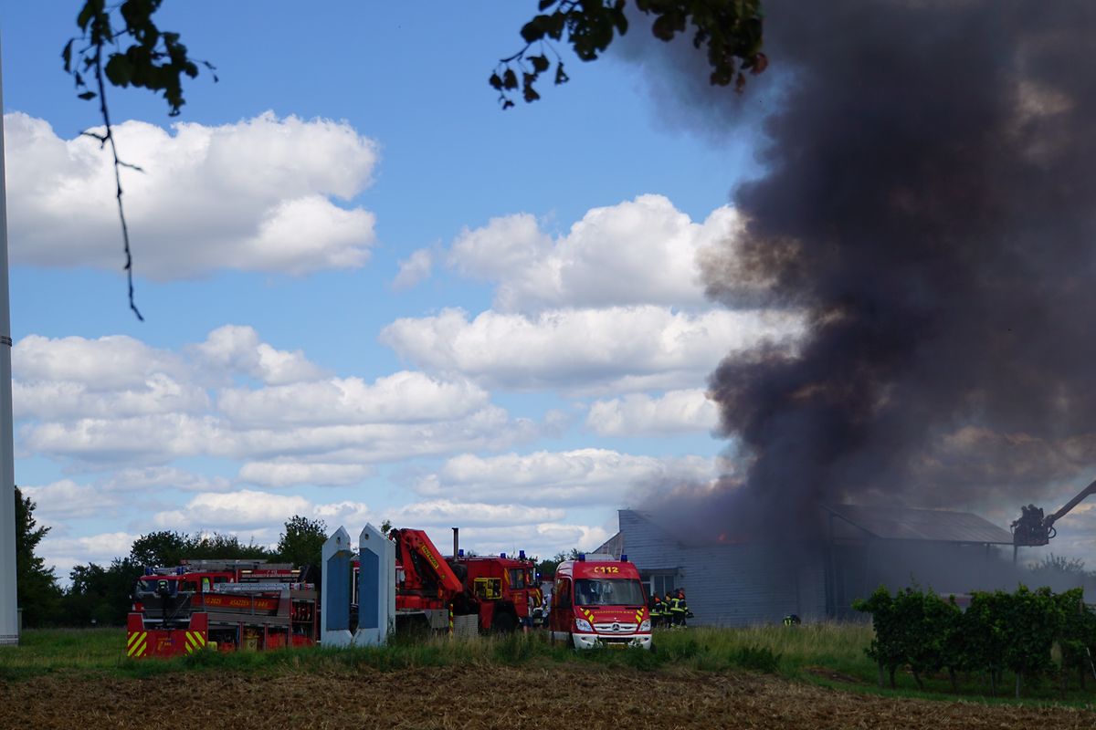 Trotz eines raschen Einsatzes konnten Feuerwehrkräfte nicht verhindern, dass das Gebäude völlig zerstört wurde.