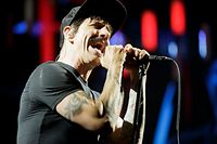 Rhythmische Rockgymnastik: Sänger Anthony Kiedis hat sich für seine 54 Jahre verdammt gut gehalten.